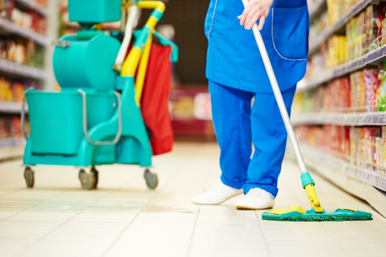 Servizi di pulizia negozi e attività al pubblico una donna pulisce un pavimento durante i servizi di pulizia negozi e attività al pubblico