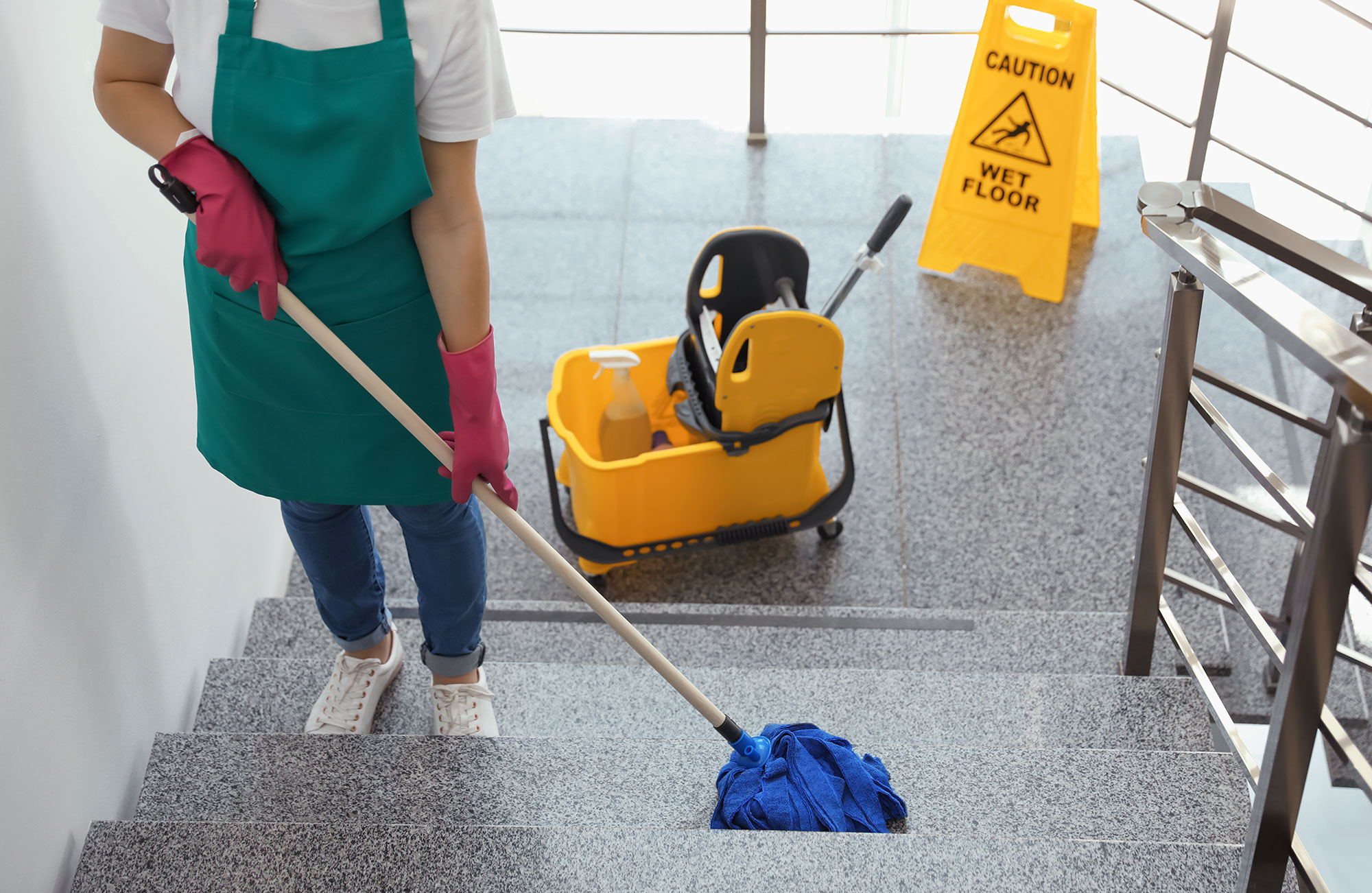 Pulizie scale condominiali: perché affidarle ai professionisti